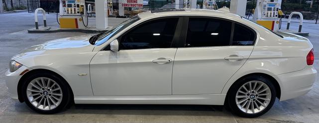 Photo of 2011 White BMW 335
