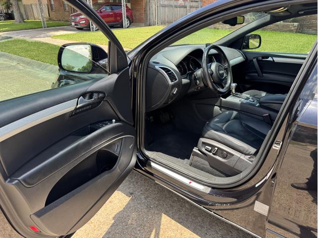 Photo of 2015 Black Audi Q7