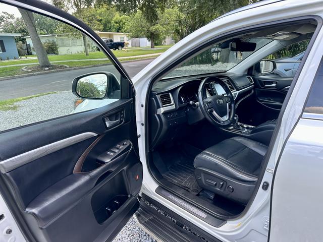 Photo of 2019 White Toyota Highlander