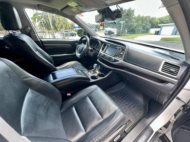 Photo of 2019 White Toyota Highlander