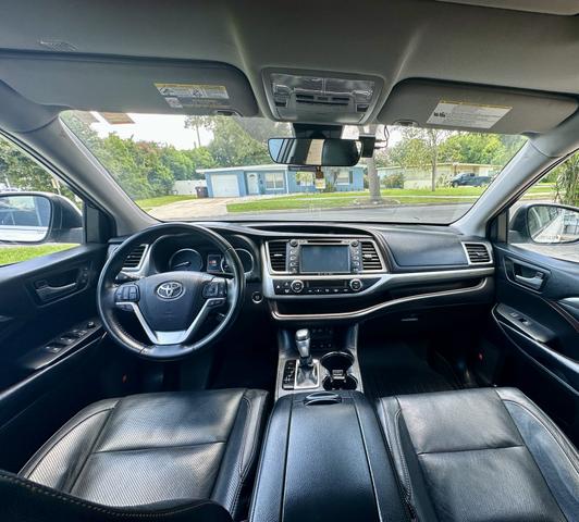 Photo of 2019 White Toyota Highlander