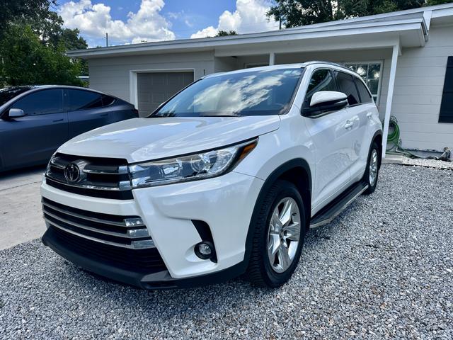 Photo of 2019 White Toyota Highlander