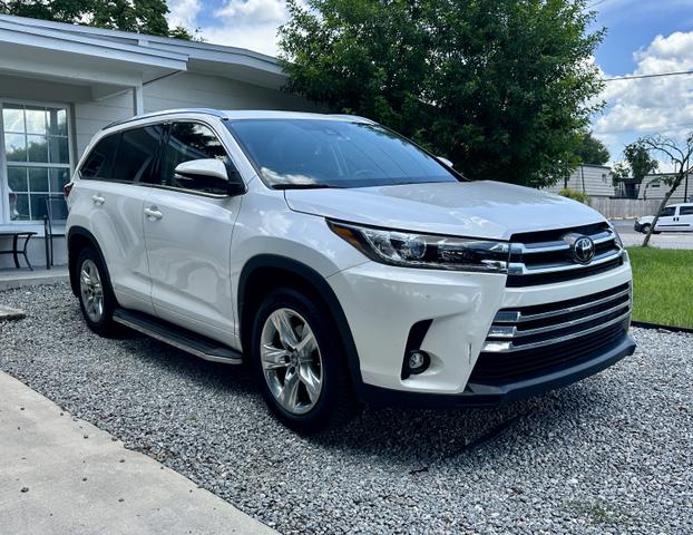 Photo of 2019 White Toyota Highlander