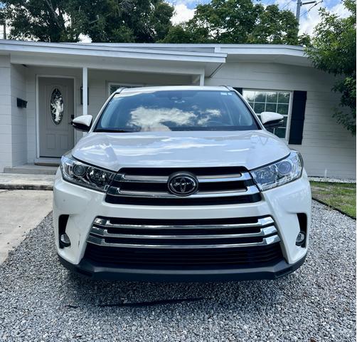 Photo of 2019 White Toyota Highlander