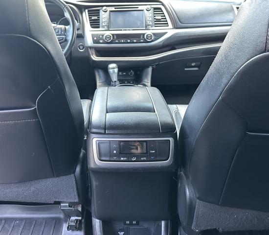 Photo of 2019 White Toyota Highlander