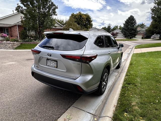 Photo of 2024 Silver Toyota Highlander Hybrid
