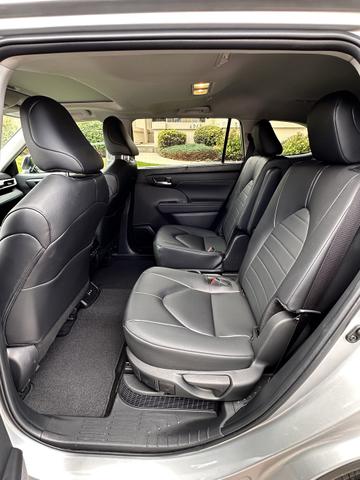 Photo of 2024 Silver Toyota Highlander Hybrid