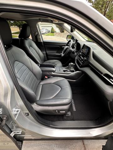 Photo of 2024 Silver Toyota Highlander Hybrid
