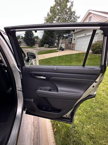 Photo of 2024 Silver Toyota Highlander Hybrid