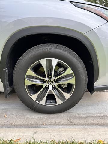 Photo of 2024 Silver Toyota Highlander Hybrid