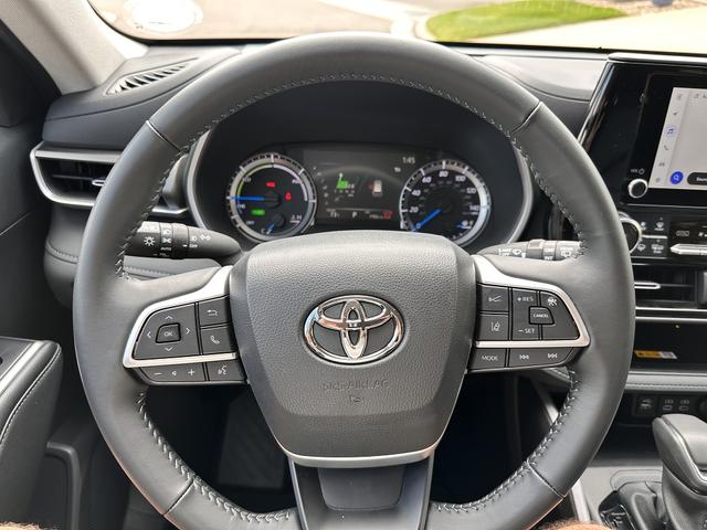 Photo of 2024 Silver Toyota Highlander Hybrid