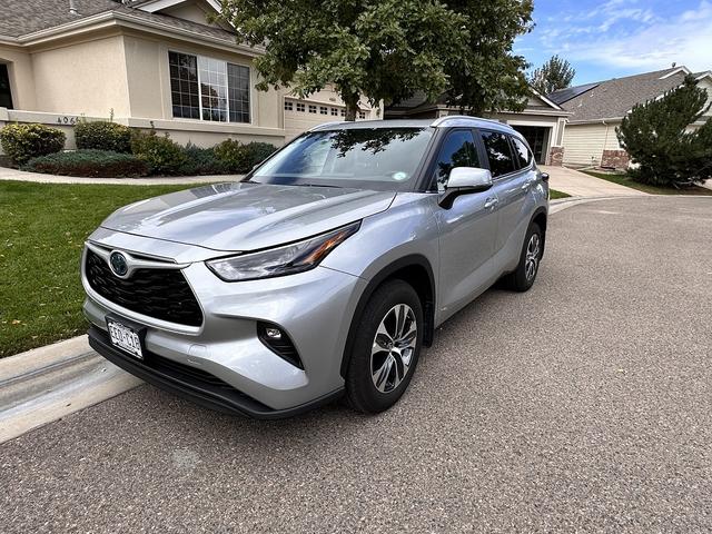 Photo of 2024 Silver Toyota Highlander Hybrid