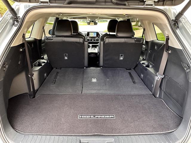 Photo of 2024 Silver Toyota Highlander Hybrid