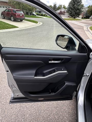 Photo of 2024 Silver Toyota Highlander Hybrid