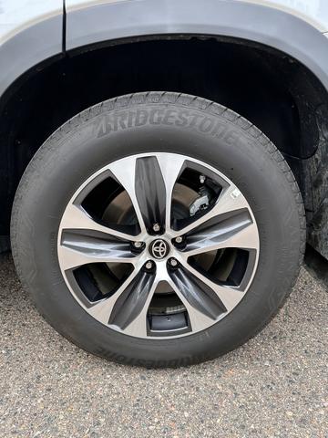 Photo of 2024 Silver Toyota Highlander Hybrid