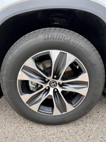 Photo of 2024 Silver Toyota Highlander Hybrid