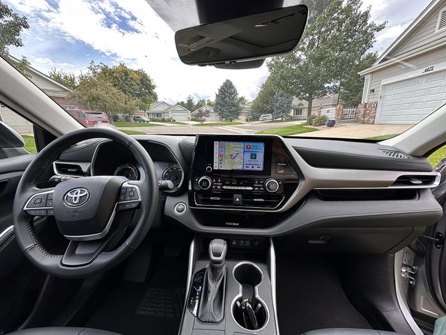 Photo of 2024 Silver Toyota Highlander Hybrid