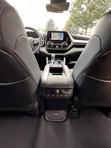 Photo of 2024 Silver Toyota Highlander Hybrid