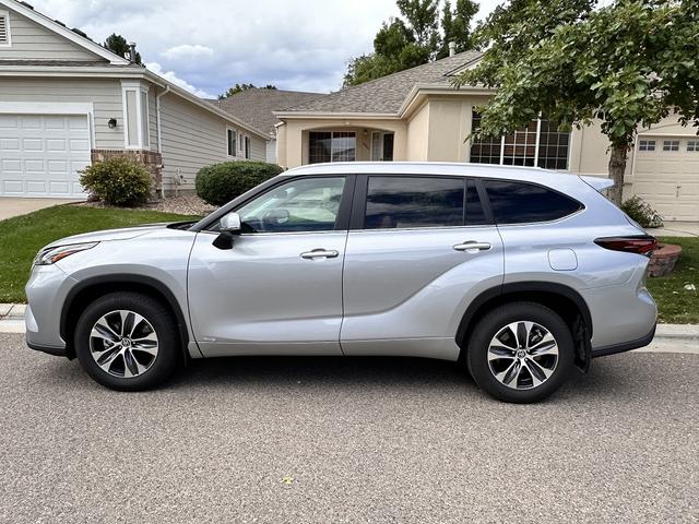 Photo of 2024 Silver Toyota Highlander Hybrid