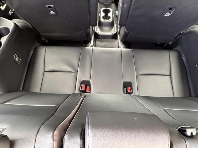Photo of 2024 Silver Toyota Highlander Hybrid