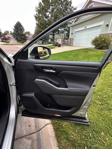 Photo of 2024 Silver Toyota Highlander Hybrid