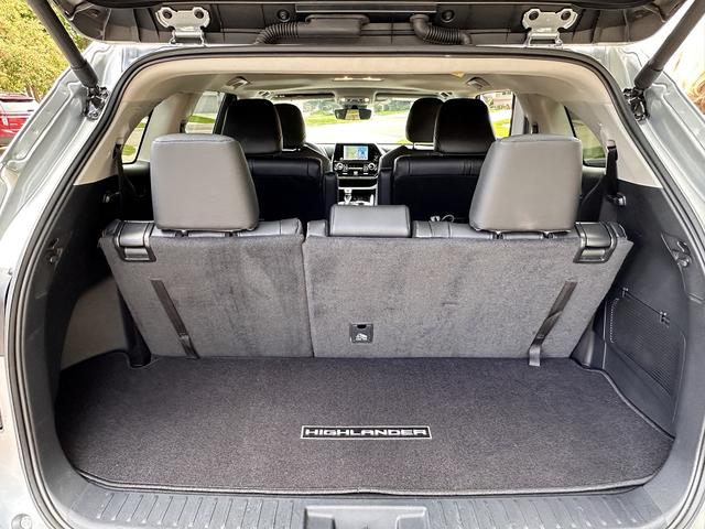 Photo of 2024 Silver Toyota Highlander Hybrid