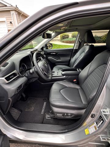Photo of 2024 Silver Toyota Highlander Hybrid