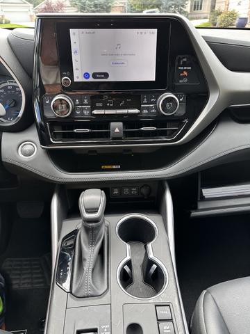 Photo of 2024 Silver Toyota Highlander Hybrid