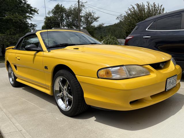 Photo of 1995 Yellow Ford Mustang