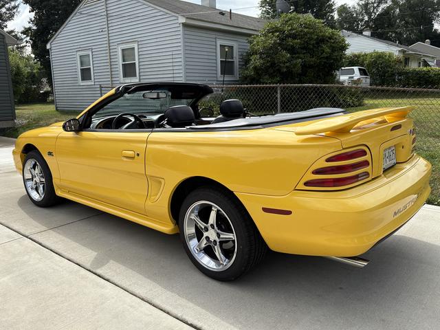 Photo of 1995 Yellow Ford Mustang