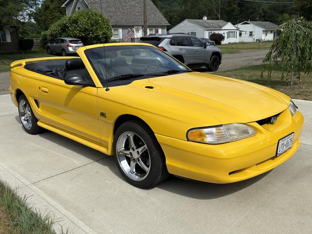 Photo of 1995 Yellow Ford Mustang