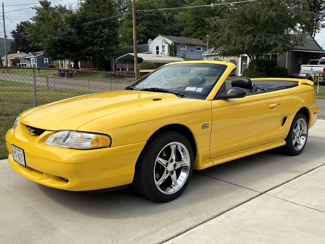 Photo of 1995 Yellow Ford Mustang