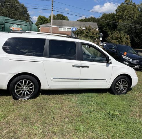 Photo of 2012 White Kia Sedona