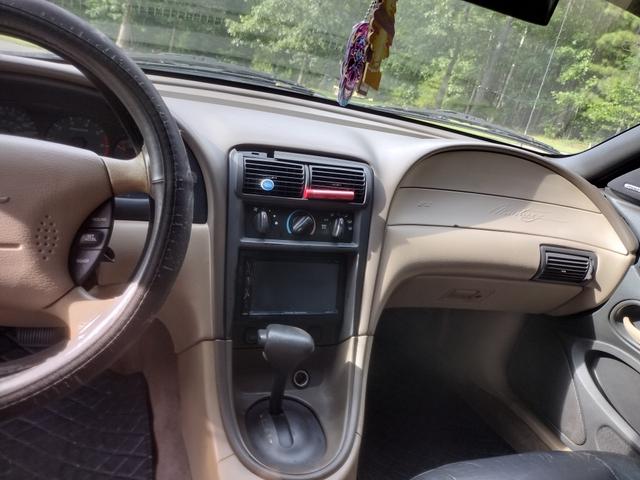 Photo of 2001 White Ford Mustang