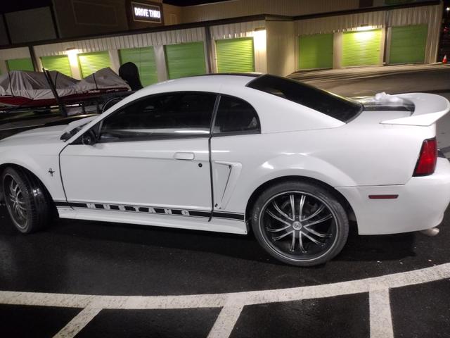 Photo of 2001 White Ford Mustang
