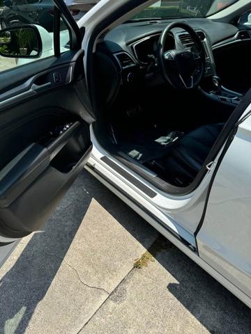 Photo of 2016 White Ford Fusion