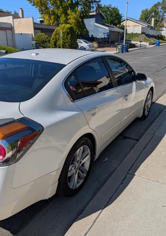 Photo of 2012 White Nissan Altima