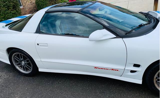 Photo of 1998 White Pontiac Firebird