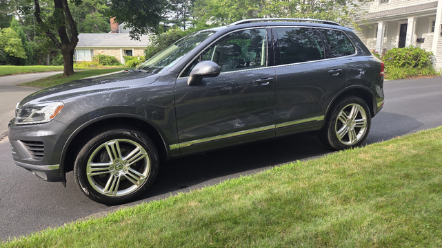 Photo of 2016 Gray Volkswagen Touareg