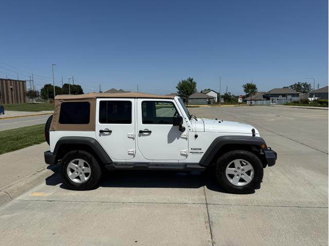 Photo of 2017 White Jeep Wrangler Unlimited