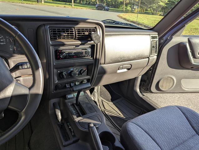 Photo of 2001 Black Jeep Cherokee