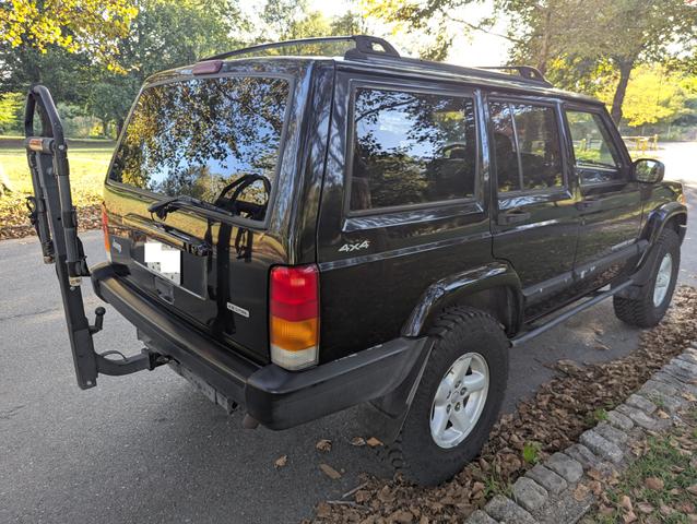 Photo of 2001 Black Jeep Cherokee