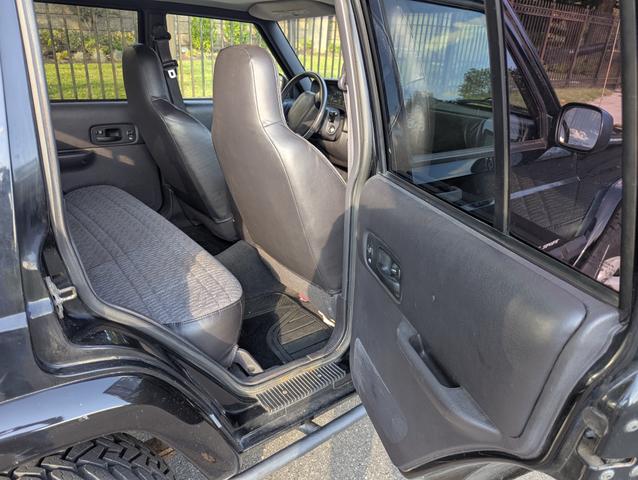 Photo of 2001 Black Jeep Cherokee