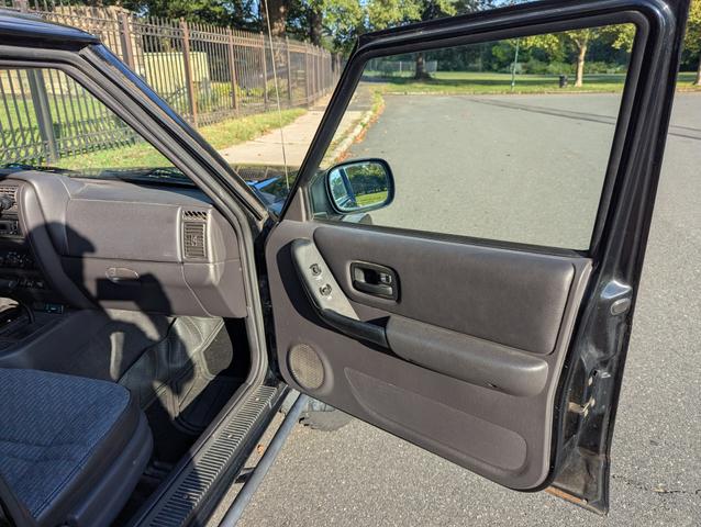 Photo of 2001 Black Jeep Cherokee