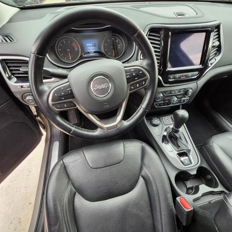 Photo of 2021 Gray Jeep Cherokee