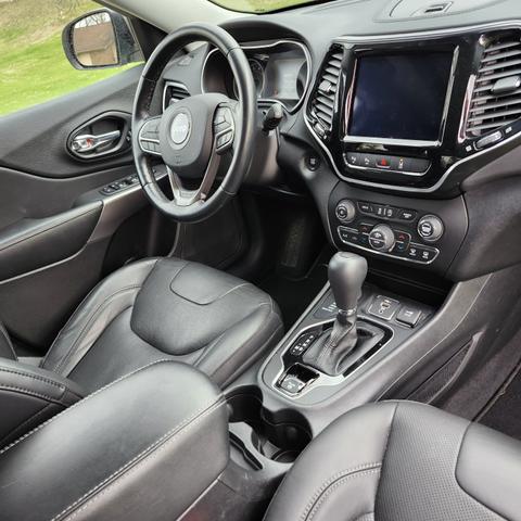 Photo of 2021 Gray Jeep Cherokee
