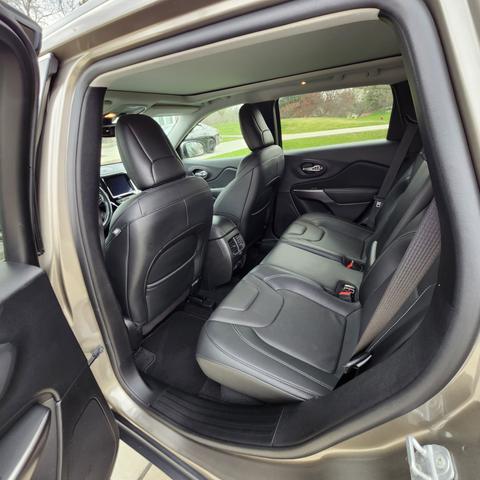 Photo of 2021 Gray Jeep Cherokee