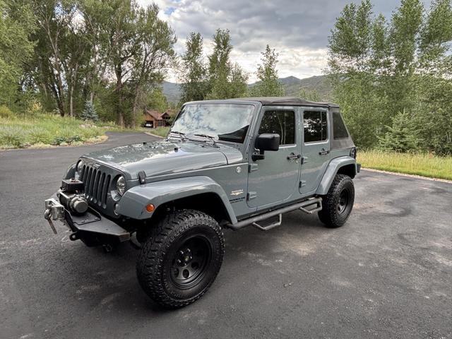 Photo of 2015 Gray Jeep Wrangler Unlimited