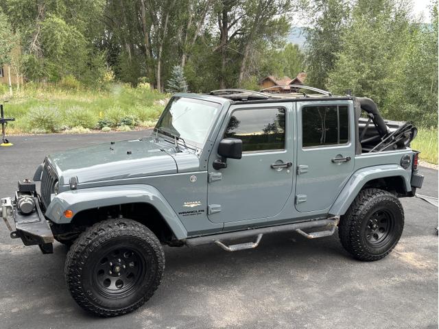 Photo of 2015 Gray Jeep Wrangler Unlimited