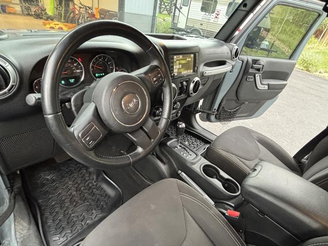 Photo of 2015 Gray Jeep Wrangler Unlimited